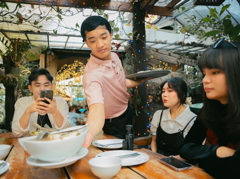 हॉटेलमध्ये एका हाताने जेवण सर्व्ह करणे हे केवळ एक शैली विधान म्हणजेच स्टाईल स्टेटमेंट नाही तर सुरक्षितता, सुविधा, स्वच्छता आणि व्यावसायिक शिष्टाचाराचा एक भाग देखील आहे. म्हणून पुढच्या वेळी जेव्हा तुम्ही हॉटेलमध्ये जाल आणि अशा प्रकारे सर्व्ह करणारा वेटर पाहाल तेव्हा समजून घ्या की, ही एक विचारपूर्वक केलेली पद्धत आहे. ही तुमची सोय आणि हॉटेलची गुणवत्ता दोन्ही राखण्यासाठी अवलंबली जाते.