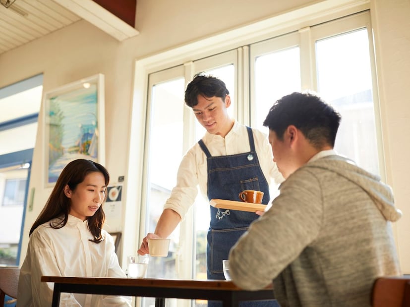 पाहुण्यांना आराम : बहुतेक लोक उजव्या हाताने जेवतात. म्हणून, पाहुण्यांची गैरसोय टाळण्यासाठी आणि टेबलावर पुरेशी जागा सुनिश्चित करण्यासाठी वेटर त्यांच्या डाव्या हाताने प्लेट धरतात आणि उजव्या हाताने सर्व्ह करतात. पाहुण्यांना आराम आणि सुविधा देण्यासाठी ही पद्धत अवलंबली जाते.