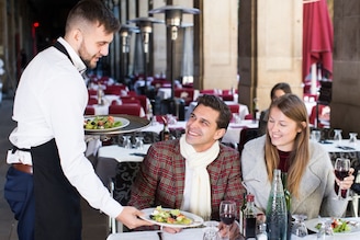 रेस्टोरेंटमध्ये वेटर एका हाताने जेवण सर्व्ह का करतात? यामागे आहे महत्त्वाचे कारण