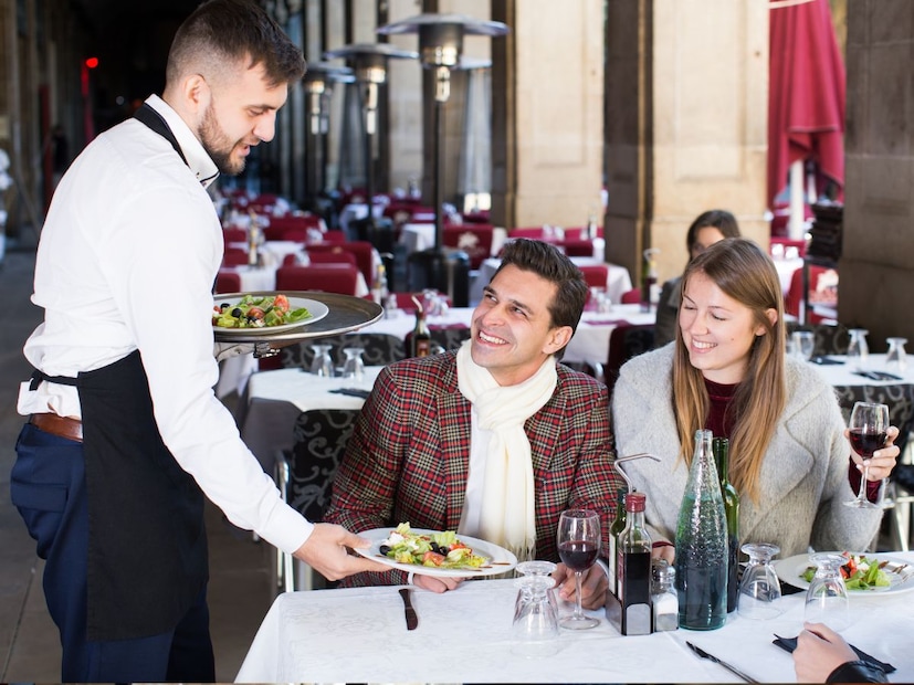 व्यावसायिक शिष्टाचार आणि प्रशिक्षण : आतिथ्य उद्योगात, वेटरना त्यांच्या उजव्या हाताने जेवण वाढण्यास आणि ट्रे किंवा प्लेट डाव्या हाताने धरण्यासाठी विशेष प्रशिक्षण दिले जाते. हे आंतरराष्ट्रीय सर्व्हिंग शिष्टाचाराचा एक भाग आहे. यामुळे सर्व्हिंग प्रक्रिया व्यवस्थित आणि आकर्षक दिसते, ज्यामुळे हॉटेलची व्यावसायिक प्रतिमा दिसून येते.