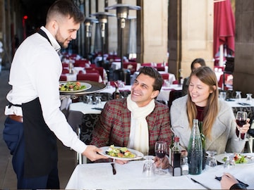 रेस्टोरेंटमध्ये वेटर एका हाताने जेवण सर्व्ह का करतात? यामागे आहे महत्त्वाचे कारण रेस्टोरेंटमध्ये वेटर एका हाताने जेवण सर्व्ह का करतात? यामागे आहे महत्त्वाचे कारण