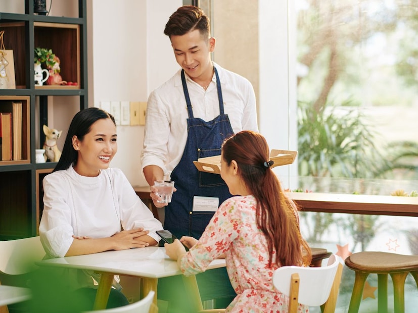 स्वच्छता : दोन्ही हातांनी प्लेट न धरता ती एका हाताने खालच्या बाजूने धरल्याने बोटांचा अन्नाशी संपर्क होत नाही. ज्यामुळे स्वच्छता राखली जाते. एका हाताने जेवण सर्व केल्याने संसर्गाचा धोका कमी होतो आणि स्वच्छता राखली जाते.