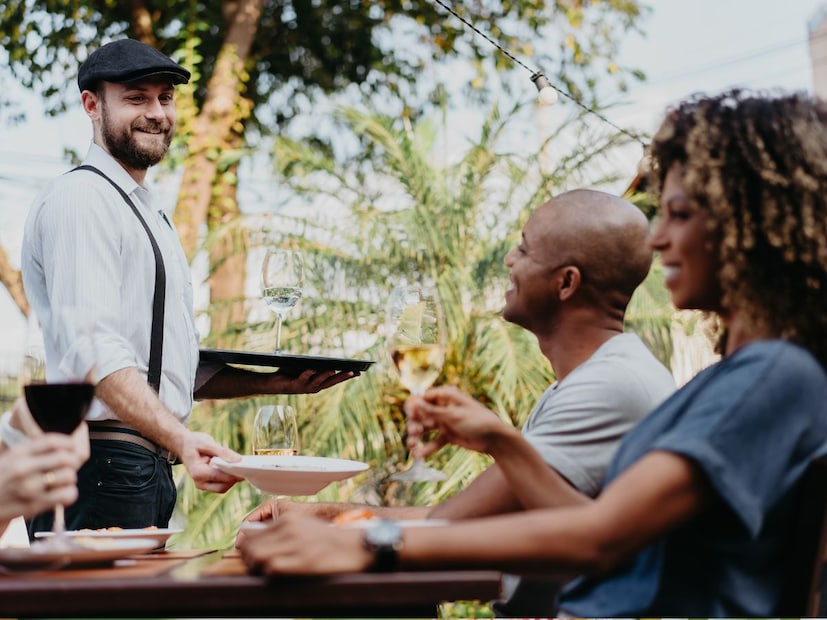 व्यावसायिक छाप : एका हाताने जेवण सर्व्ह केल्याने हॉटेलची व्यावसायिकता आणि शिस्त दिसून येते. त्यामुळे पाहुण्यांना असे वाटते की, सर्व्ह करणारा कर्मचारी प्रशिक्षित आहे आणि प्रत्येक टप्प्यावर नियमांचे पालन करतो.