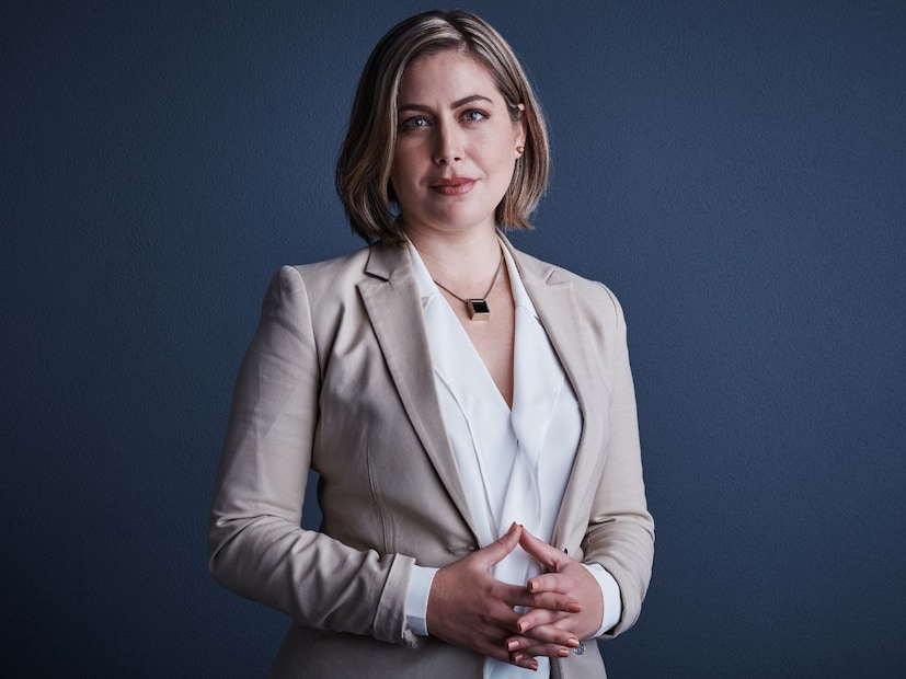 ज्ञान वाढवा : तुम्ही ज्याय क्षेत्रात काम करता आणि ज्या लोकांमध्ये वावरता त्याबाबदल तुम्हाला सर्वांगिन ज्ञान असणे आवश्यक असते. तुम्ही माहितीचा आधार घेऊन बोललात तर तुमचा प्रभाव पडतो आणि व्यक्तिमत्त्व देखील खुलते. त्यामुळे वाचन वाढवा, ज्ञान वाढवा.