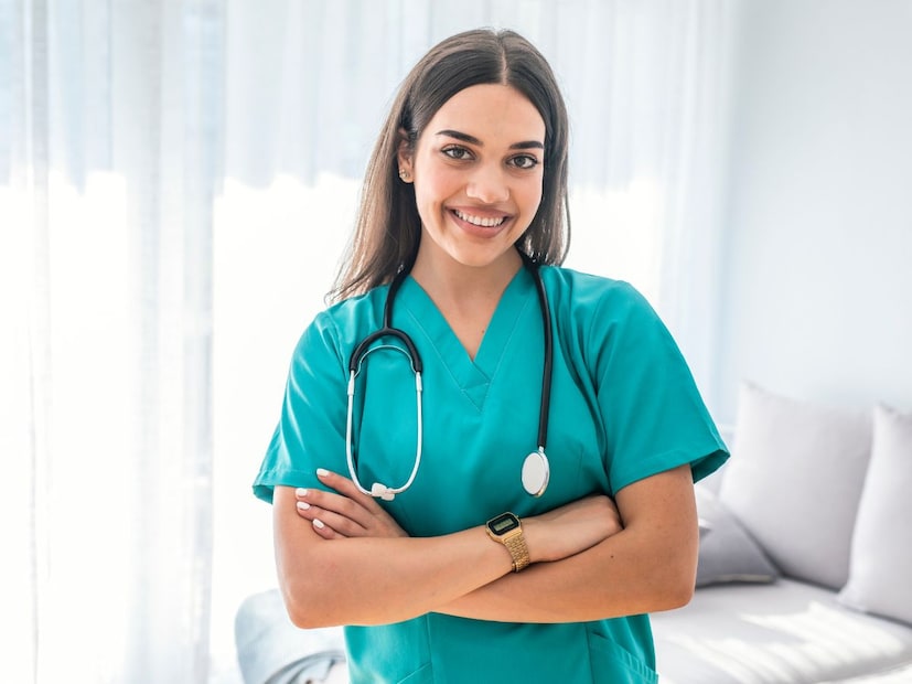 स्वतःची तुलना इतरांशी न करणे : कॉन्फिडेंट लोक स्वतःची तुलना इतरांशी करत नाहीत. त्यामुळे त्यांच्यात मत्सर निर्माण होत नाही. ते आपल्या गुणांचे कौतुक करतात आणि नकारात्मक ऊर्जेपासून दूर राहतात. यामुळे ते स्वतःची क्षमता पूर्ण ताकदीने वापरू शकतात.