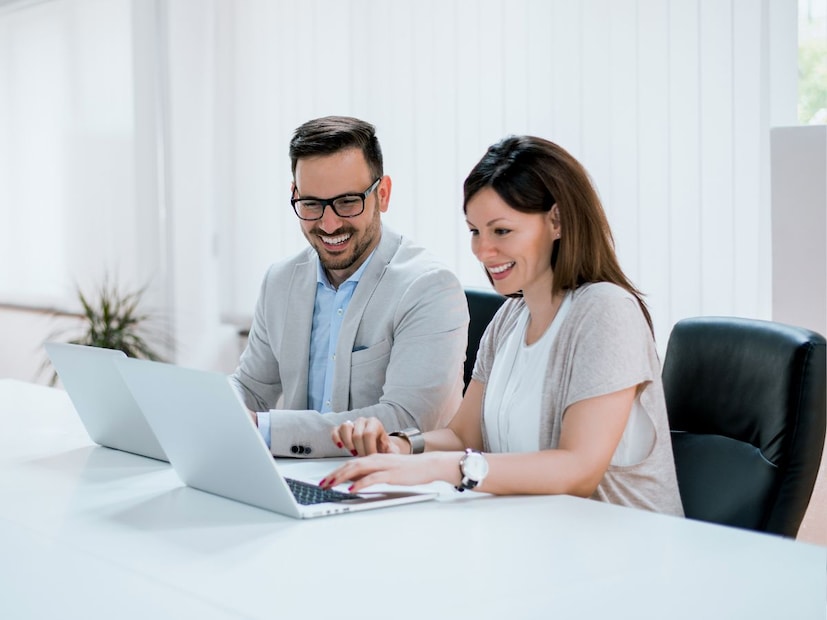 अपयशातून शिकणे : कॉन्फिडेंट लोक अपयशाला यशाची पहिली पायरी मानतात. ते चुका टाळत नाहीत, तर त्यातून शिकतात आणि पुन्हा तशी चूक होऊ नये म्हणून अधिक लक्षपूर्वक प्रयत्न करतात. आपल्या कमकुवतपणाकडे कमजोरी म्हणून नाही, तर शिकण्याची संधी म्हणून पाहा.