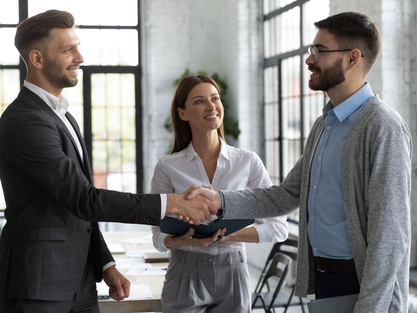 आव्हानांना सामोरे जाणे : आत्मविश्वासी लोक आव्हानांपासून पळून जात नाहीत. कठीण संवाद असो, काही नवीन करण्याची वेळ असो किंवा अपयशाचा सामना असो ते या गोष्टी टाळत नाही. ते याच गोष्टींना यशाकडे जाणारी वाट मानतात. जीवनातील कठीण प्रसंग आपल्याला लढण्याची ताकद देतात.