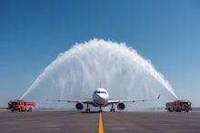 Interesting facts : टेक ऑफपूर्वी विमानावर पाणी का फवारले जाते? सफाईसाठी नव्हे; वाचा चकित करणारं कारण