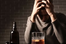 Safe Drinking Tips : दारू पिताना 'या' गोष्टींची काळजी नक्की घ्या; मजा घेता येईल आणि तब्येतही बिघडणार नाही..