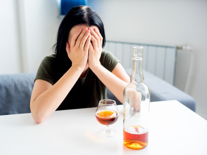 दारू हळूहळू आणि सावकाश पिणे नेहमीच योग्य. अनेकजण ग्लास पटकन रिकामे करण्याचा प्रयत्न करतात, पण ते नुकसानकारक आहे. शरीर एका तासात फक्त एकच स्टँडर्ड ड्रिंक प्रक्रिया करू शकते. त्यामुळे जलद प्यायल्यास बीएसी (ब्लड अल्कोहोल लेव्हल) अचानक वाढतो आणि दुष्परिणाम जास्त दिसतात.