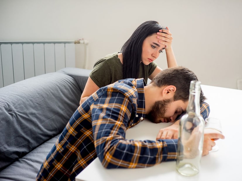 दारू पिताना काय खावे याकडेही लक्ष देणे आवश्यक आहे. अनेकजण नमकीन, चिप्स किंवा अतिशय खारे स्नॅक्स खातात, परंतु ते टाळलेले बरे. त्याऐवजी मखाना, सुकेमेवे, मूंगफली किंवा सॅलड खाल्ल्यास शरीराला जास्त फायदा होतो. पिण्यापूर्वी पुरेसे पाणी पिणेही तितकेच महत्त्वाचे.