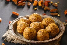 Winter Laddu Recipe : हिवाळ्यात खायलाच हवे गूळ-डिंकाचे लाडू; 'या' सोप्या रेसिपीने काही मिनिटांत होतील तयार
