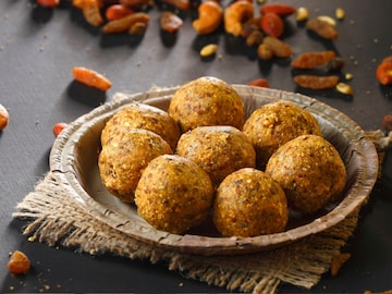 गुळ आणि डिंक लाडू बनवण्याची पद्धत गुळ आणि डिंक लाडू बनवण्याची पद्धत