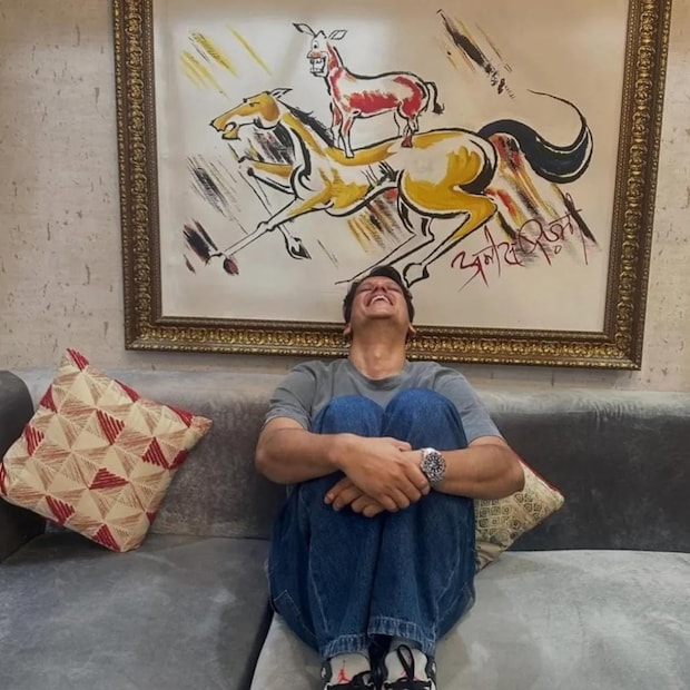 मेथड अॅक्टिंगचा किंग म्हणून सध्या विजय वर्माकडे पाहिलं जातं.  सध्या त्यांच्याकडे कामं कमी नाहीत, पण एक काळ असा होता की ऑडिशन देऊनही त्यांना फक्त रिजेक्शनच मिळत होतं. हैदराबादमधील एका सर्वसामान्य कुटुंबात २९ मार्च १९८६ रोजी जन्म घेतलेल्या विजयने लहानपणापासूनच ॲक्टर व्हायचं होतं. मात्र, त्यांच्या या स्वप्नाला कुटुंबाचा पाठिंबा नव्हता, विशेषतः त्यांच्या वडिलांचा. त्यामुळे त्यांनी कुटुंबापासून आपले स्वप्न लपवून अनेक लहान-मोठ्या नोकऱ्या करण्याचा प्रयत्न केला, पण त्याचं मन अभिनयाकडेच ओढलं जात होतं.