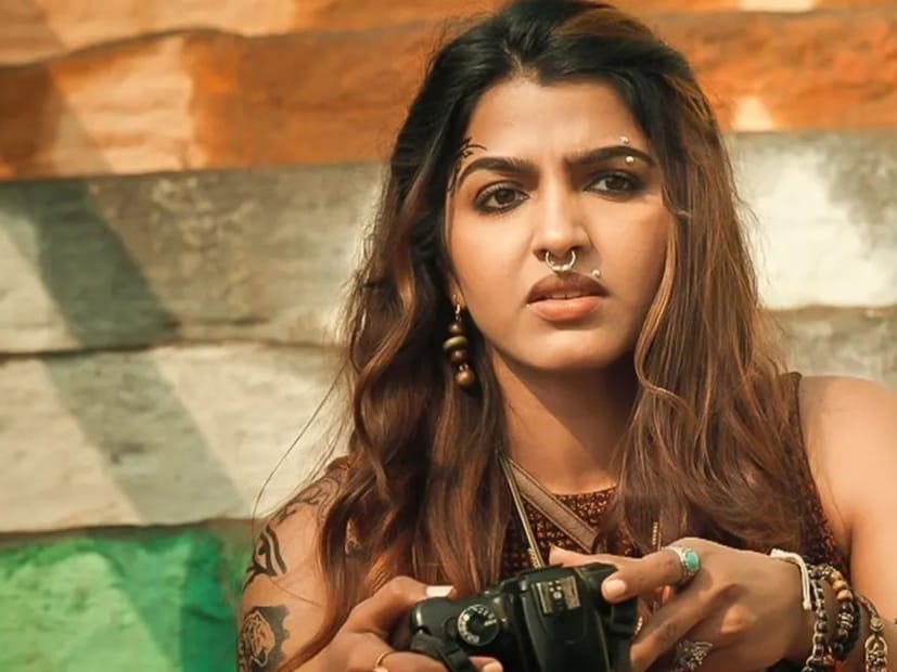  'ऐंधम वेधम'मध्ये एका अनु नामक मुलीची गोष्ट दाखवण्यात आली आहे. अनु आपल्या आईच्या अंतिम संस्कारासाठी वाराणसीला जाते. वाराणसी यात्रेदरम्यान अनुची भेट एका रहस्यमय व्यक्तीसोबत होते. त्यानंतर पुढे काय घडतं हे जाणून घेण्यासाठी ही सीरिज पाहा.