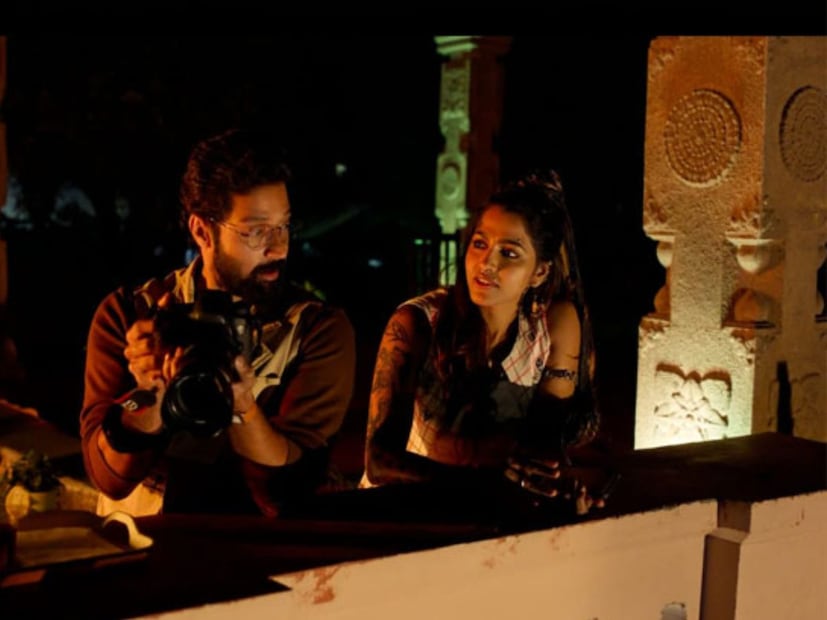  'ऐंधम वेधम' ही सीरिज हिंदी भाषेत Zee5 वर उपलब्ध आहे. आतापर्यंत या सीरिजचे दोन एपिसोड आले आहेत. प्रत्येक एपिसोड 40-50 मिनिटांचा आहे. IMDB वर या सीरिजला 7.2 रेटिंग मिळाले आहे.