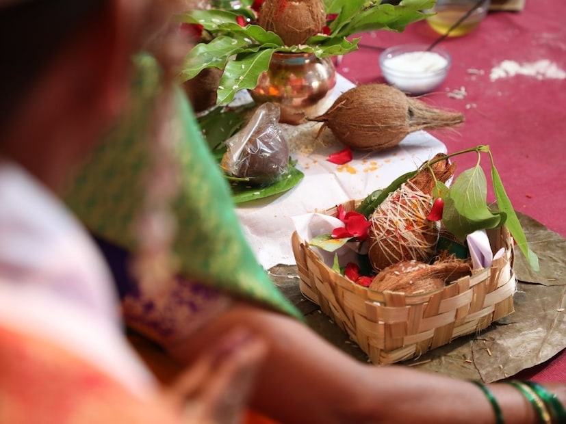वधू-वराचा लग्नाच्या दिवशी उपवास असतो. त्यांना काही खाण्याची परवानगी नसते. यामुळे तोंड कोरडं पडण्याची शक्यता असते. पान तोंडात असल्याने तोंडात लाळ तयार होते आणि तोंड कोरडं पडत नाही.