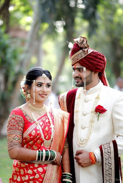 डोक्यावर पट्टी बांधल्यासारख्या मुंडावळ्या बांधल्यास डोकं शांत ठेवण्यास मदत मिळते, असं म्हणतात. आधीच्या काळात या मुंडावळ्या फुलांच्या असायच्या. अशात फुलांचा सुंगध मन प्रसन्न ठेवण्यास आणि डोकं शांत ठेवण्यास मदत करत असत. (AI Generated Image)