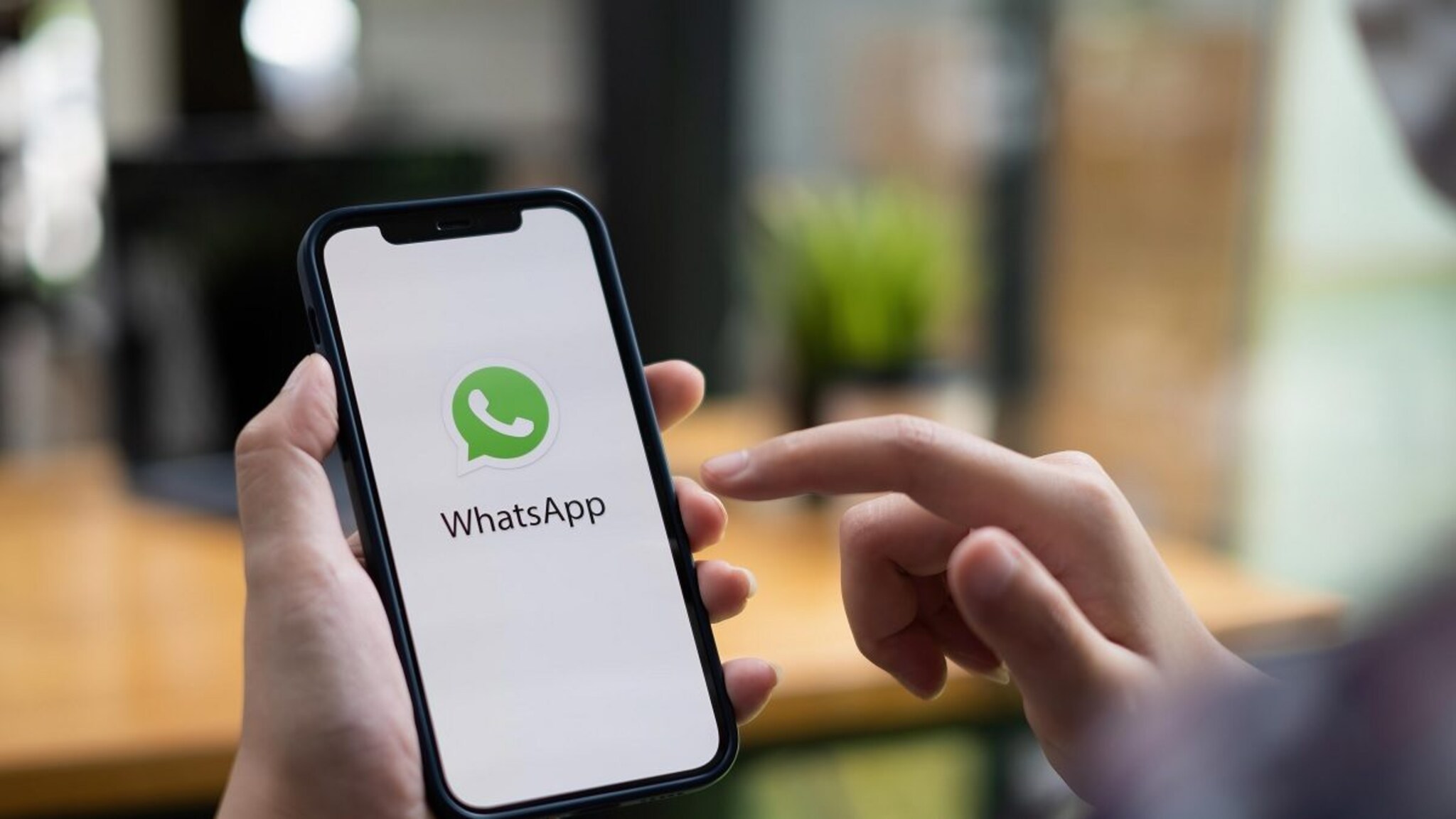 WhatsApp ची कमाल! आता न ऐकताच वाचू शकाल Voice Message, पण कसे?