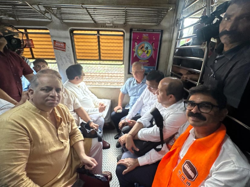 आज मनसे आणि शिवसेना ठाकरे गटाकडून मोर्चाचं आयोजन केलं आहे. मतचोरीविरोधात महाविकास आघाडीकडून एल्गार पुकारण्यात आला आहे.  आज मनसे आणि शिवसेना ठाकरे गटाकडून मोर्चाचं आयोजन केलं आहे. मतचोरीविरोधात महाविकास आघाडीकडून एल्गार पुकारण्यात आला आहे.