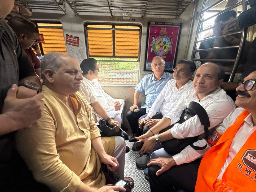 लोकल ट्रेनमध्ये देखील मोठ्या प्रमाणात गर्दी होती. त्यामुळे राज ठाकरे यांनी तब्बल २३ मिनिटं दादर रेल्वे स्टेशनवर प्रतीक्षा केली.  