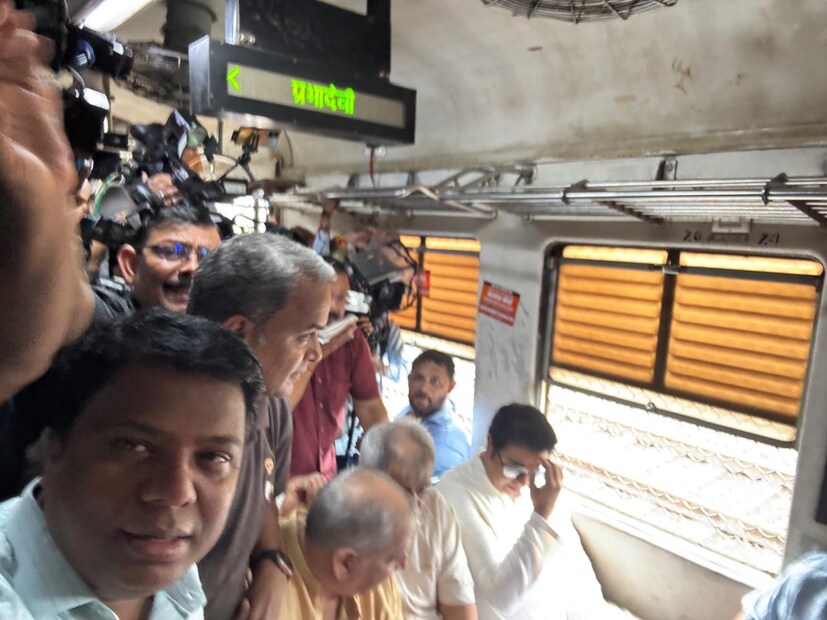 ज्यावेळी राज ठाकरे दादर रेल्वे स्थानकावर पोहोचले, तेव्हा प्रसारमाध्यमांनी आणि कार्यकर्त्यांनी मोठी गर्दी केली होती.