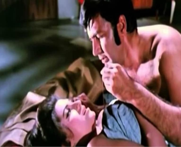 मात्र, एका प्रसिद्ध अभिनेत्रीसोबत असा एक प्रसंग घडला, ज्यामुळे अभिनेत्रीला मोठा धक्का बसला होता. अनेक दशके सिनेसृष्टीत या सीनची चर्चा रंगली. एका अभिनेत्याचा रेप सीन शूट करताना स्वत:वरचा ताबा सुटला. अशावेळी संतापलेल्या अभिनेत्रीने त्याच्या जोरदार कानशिलात लगावली.