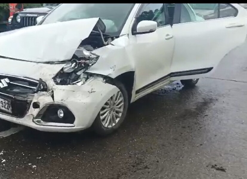  एक मालवाहू ट्रक अपघातस्थळी पलटी झाला असून यात चालक आणि क्लिनर अडकले होते.