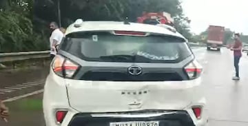 Expressway Accident : मुंबई- पुणे एक्सप्रेस वेवर विचित्र अपघात, ट्रक पलटी Expressway Accident : मुंबई- पुणे एक्सप्रेस वेवर विचित्र अपघात, ट्रक पलटी