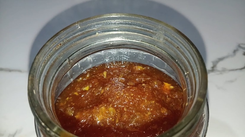 लिंबू क्रश लोणचे बनविण्याची कृती सर्वात आधी लिंबाचे काप करून घ्यायचे आहेत. त्यानंतर त्यातील सर्व बिया काढून घ्यायच्या आहेत. बिया राहिल्यास लोणचे कडू होण्याची शक्यता असते. 