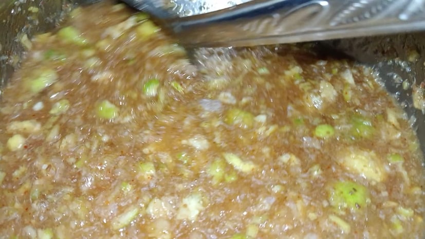 नंतर काप केलेले लिंबू आपल्याला मिक्सरमधून बारीक करून घ्यायचे आहे. लिंबाची खूप बारीक पेस्ट करायची नाही. थोडे बारीक काप त्यात राहायला पाहिजेत. 