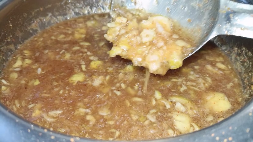 भांडे गॅसवर ठेवल्यानंतर त्यात लिंबाची पेस्ट टाकून घ्यायची आहे. लगेच त्यात जिरे पूड, लाल तिखट आणि मीठ टाकून घ्यायचे आहे. त्यानंतर ते मिक्स करून घ्या. 