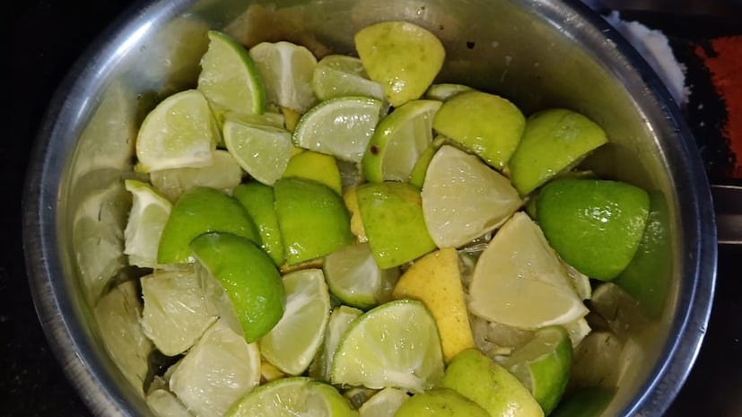 नंतर लोणचे बनविण्यासाठी स्टीलचे भांडे घ्यायचे आहे. लोणचे बनविण्यासाठी लोखंडी किंवा जर्मनचे भांडे वापरू शकत नाही. त्यात लोणचे अधिक आंबट होते. त्यामुळे स्टीलचे भांडे घ्यायचे आहे. 