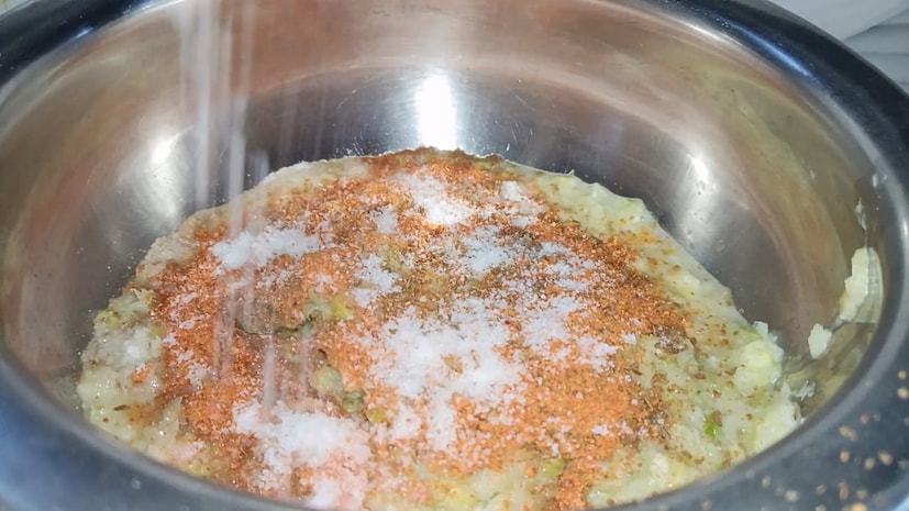 नंतर साखरेचा व्यवस्थित पाक होऊ द्यायचा आहे. मध्यम आचेवर हे लोणचे तयार करायचे आहे. कमीतकमी 20 मिनिटे पाक येण्यासाठी लागतात. नंतर पाक जाडसर झाला आणि छान कलर आला की लोणचे तयार झालेले असेल. 