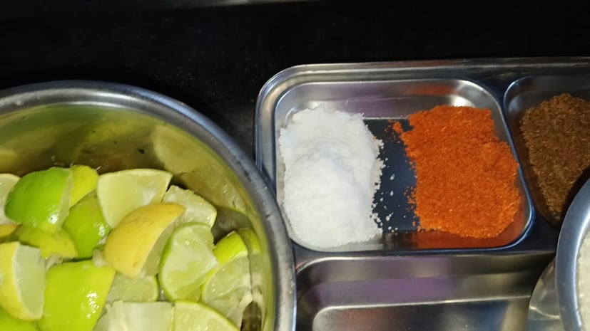 नंतर 1 तास हे थंड होऊ द्यायचे आहे. त्यासाठी यावर कापड झाकून ठेवू शकता. 1 तासानंतर लोणचे छान तयार झाले असेल. आता हे तुम्ही काचेच्या भांड्यात साठवून ठेवू शकता. 