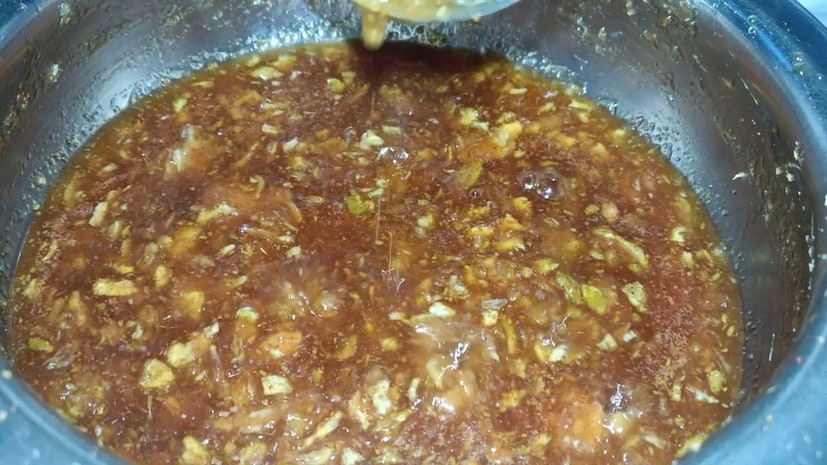 मिक्स करून झालं की, साखर टाकून घ्यायची आहे. साखरेऐवजी गूळ सुद्धा वापरू शकता. साखरेचे प्रमाण कमी जास्त करू शकता. साखर त्यात व्यवस्थित मिक्स करून घ्या. 