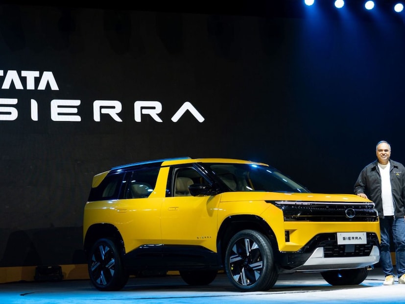 मुंबईतील बीकेसी येथील जिओ सेंटरमध्ये Tata Sierra 2025 चा लाँचिंग सोहळा पार पडला. यावेळी Tata Sierra 2025 चे एकूण ७  व्हेरिएंट्स लाँच केले आहे. यामध्ये Smart+, Pure, Pure+, Adventure, Adventure+, Accomplished आणि Accomplished+ असे मॉडेल आहे. 