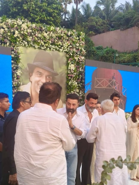 धर्मेंद्र यांच्या प्रेयर मीटिंगला शाहरुख खान, सलमान खान, अभिषेक बच्चन, ऐश्वर्या राय बच्चन, माधुरी दीक्षित, सुनील शेट्टी, जैकी श्रॉफ, सिद्धार्थ मल्होत्रा, शबाना आजमी, सोनू सूद, जया प्रदा, अमीषा पटेलसह अनेक कलाकारांनी हजेरी लावली होती.