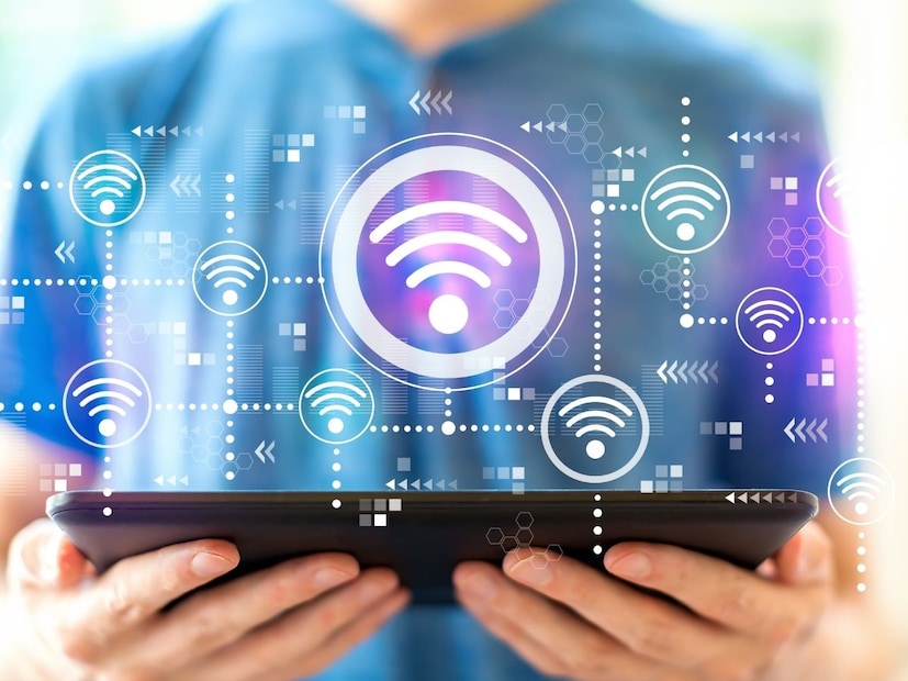 पुढे राउटर मोबाईलला एक IP Address देतो. हा पत्ता इंटरनेटवरील तुमची ओळख असतो. या प्रक्रियेला DHCP म्हणतात. आता तुमचं उपकरण लोकल नेटवर्कमध्ये जोडलेलं असतं.