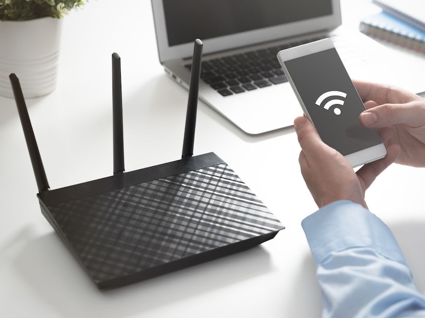 जेव्हा तुम्ही Google किंवा YouTube उघडता, तेव्हा तुमचा डेटा राउटरमार्फत ISP (Internet Service Provider) कडे जातो. ISP त्या वेबसाइटचा डेटा शोधून पुन्हा तुमच्याकडे पाठवतो. या प्रवासात DNS म्हणजे Domain Name System देखील काम करतं, जे वेबसाइटचं नाव त्याच्या IP मध्ये बदलतं.