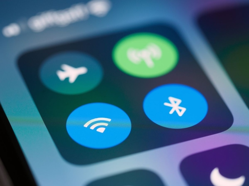 सर्वप्रथम आपला मोबाईल आसपास असलेली Wi-Fi नेटवर्क्स शोधतो. प्रत्येक नेटवर्कला SSID (Service Set Identifier) म्हणजेच नाव असते. आपण त्या नेटवर्कवर क्लिक केल्यावर आपला डिव्हाइस त्या राउटरशी संपर्क साधतो. यानंतर आपण टाकलेला पासवर्ड तपासण्याची प्रक्रिया सुरू होते.