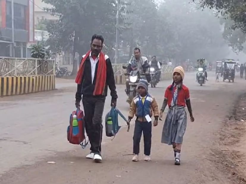 उत्तरेकडे ५ डिग्रीपर्यंत तापमानात घट झाली आहे. उत्तरेकडून थंड वारे पुढे सरकत आहेत. दुसरीकडे महाराष्ट्रात  काही ठिकाणी दिवसा पाऊस, दमट हवामान, ढगाळ वातावरण आणि रात्रीच्या वेळी थंडी असं विचित्र वातावरण तयार झालं आहे. पुढचे 6 दिवस 2 ते 5 डिग्री तापमान कमी होण्याची शक्यता आहे. 