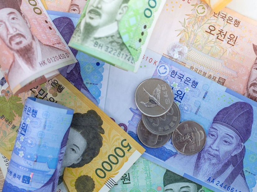 कोरियन चलन आपल्या प्रगत बनावट-रोधक (Anti-Counterfeit) तंत्रज्ञानासाठी जगभर ओळखले जाते. नोटांवर होलोग्राफिक पट्ट्या, रंग बदलणारी शाई, सूक्ष्म मुद्रण (micro printing) आणि टेक्सचरयुक्त पृष्ठभाग अशा सुरक्षात्मक वैशिष्ट्यांचा वापर केला जातो.