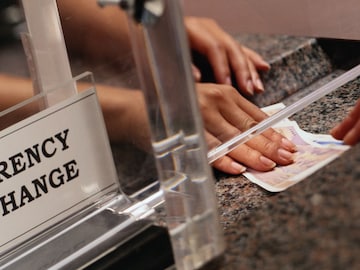 कोरीयात रुपयाला किंमत किती? भारताचे 1 लाख घेऊन गेलो तर कोरियात श्रीमंत होऊ का? कोरीयात रुपयाला किंमत किती? भारताचे 1 लाख घेऊन गेलो तर कोरियात श्रीमंत होऊ का?