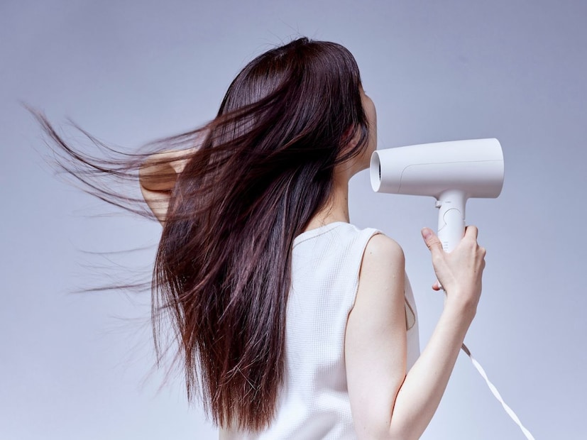 तुम्ही रोज हेअर ड्रायर वापरत असाल तर हे टाळा. कारण त्यामुळे तुमच्या केसांना अनेक नुकसान होऊ शकते. त्यामुळे निस्तेजपणा आणि कोरडेपणा येऊ शकतो. हेअर ड्रायरमधून निघणारी गरम हवा केसांची मऊपणा कमी करू शकते आणि केस तुटणे आणि नुकसान होऊ शकते.