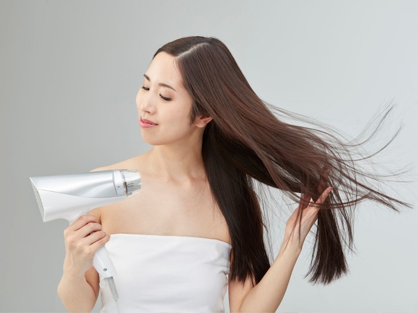 ज्या मुली किंवा महिला नियमितपणे हेअर ड्रायर वापरतात त्यांच्या केसांना अधिक नुकसान होऊ शकते. उष्णतेमुळे केसांच्या क्यूटिकल्सचे नुकसान होऊ शकते, ज्यामुळे ते निस्तेज आणि कोरडे होतात. तुमचे केस दुभंगू शकतात.