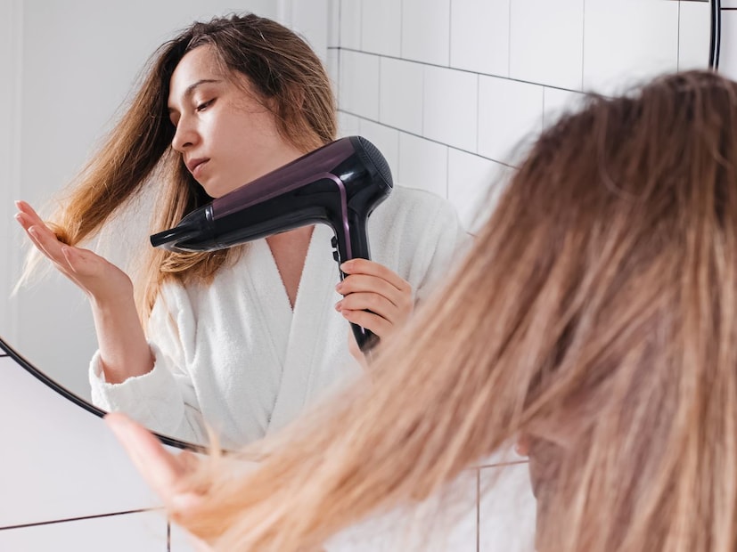 हेअर ड्रायर तुमच्या केसांची मुळे कमकुवत करू शकतात. यामुळे केस ठिसूळ आणि गोंधळलेले होऊ शकतात, ज्यामुळे केस गळती वाढू शकते.