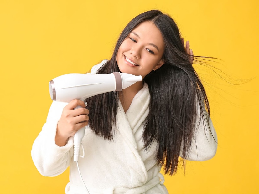 तुमचे केस ओले असतील आणि तुम्हाला ते लवकर वाळवायचे असतील तर हेअर ड्रायर सतत चालू करून वाळवू नका. ड्रायर काही सेकंदांसाठी चालवा, नंतर ते बंद करा आणि नंतर काही सेकंदांसाठी चालवा. यामुळे तुमचे केस थोडे कोरडे होतील. हेअर ड्रायरने तुमचे संपूर्ण केस वाळवू नका. सर्वोत्तम उपाय म्हणजे केस नैसर्गिकरित्या वाळू देणे.