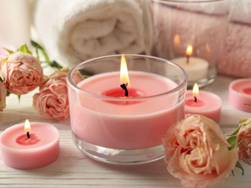 डोकेदुखी, श्वासोच्छ्वास किंवा डोळ्यांच्या समस्या टाळण्यासाठी सुगंधित मेणबत्त्या फक्त थोड्या वेळासाठीच जाळाव्यात. गर्भवती महिला, लहान मुले किंवा श्वासोच्छ्वास संबंधित आजार असलेल्या रुग्णांच्या आसपास सेंटेड कॅण्डल जाळणे टाळावे.