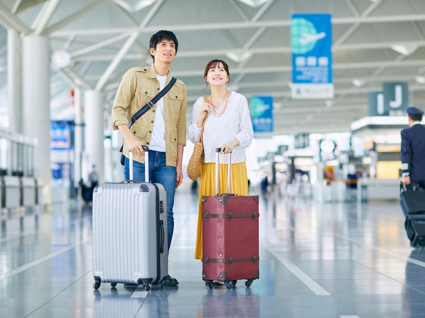 आवश्यक कागदपत्रे तपासा : एबीपी न्यूजने दिलेल्या माहितीनुसार, तुमच्याकडे योग्य कागदपत्रे नसल्यास, गेटवरच तुम्हाला थांबवले जाऊ शकते. पासपोर्टची मुदत संपलेली नसावी, तसेच तुमचे नाव तिकीट आणि इतर कागदपत्रांमध्ये एकसारखे असल्याची खात्री करा.